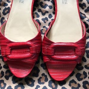 Flat peep toe shoes